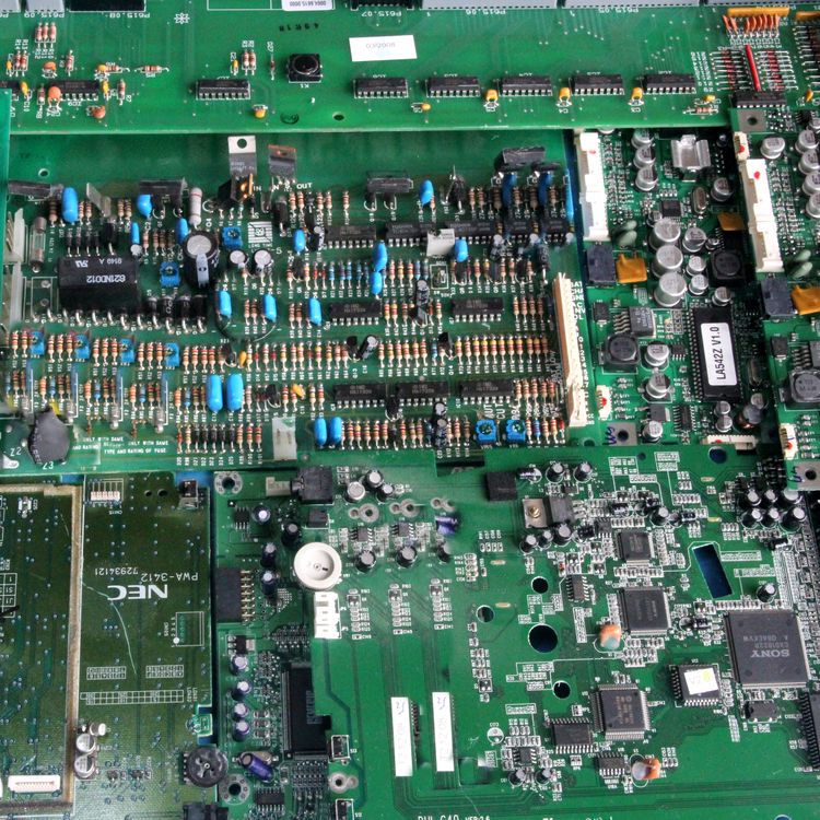 Circuits imprimés de classe II A = circuits imprimés d'appareils industriels qui, comme les circuits imprimés de classe I, ont de nombreuses petites puces, cristaux et transistors, mais pratiquement aucun contact en or visible.