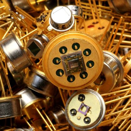 Composants électroniques avec des contacts dorés ou argentés, transistors, quartz, composants divers