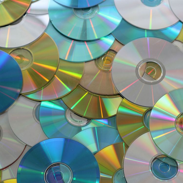 Anciens supports de données optiques ou périphériques de stockage de masse tels que CD, DVD, Blu-Ray