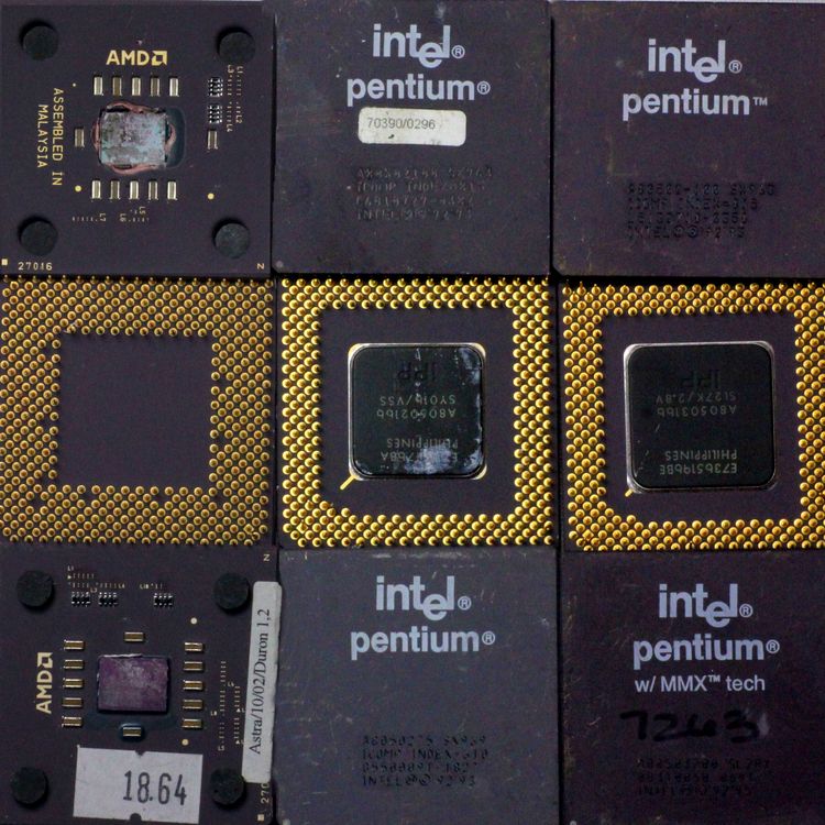 Processeur CPU Processeurs informatiques en céramique d'Intel / AMD avec contacts plaqués or. Les dissipateurs thermiques ont été retirés.