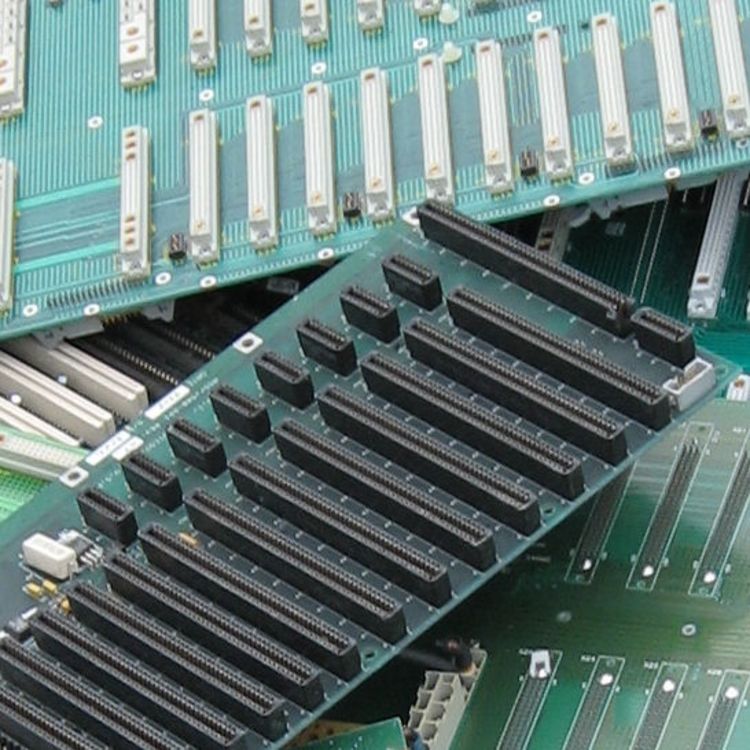 Les parois arrière/panneaux arrière des serveurs ou des ordinateurs centraux sont densément recouverts de broches de contact ou de bandes de connecteurs plaquées or.
