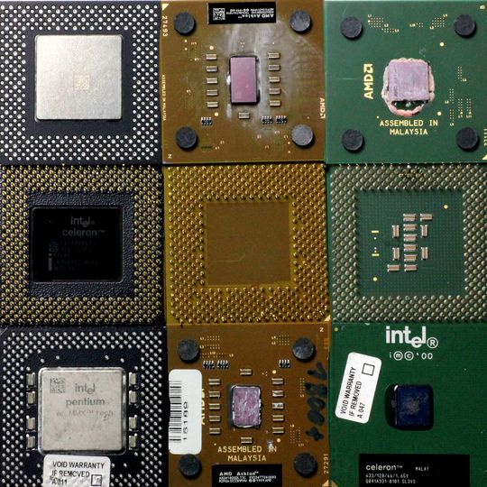 Processeur CPU en plastique. Processeurs d'ordinateur avec contacts plaqués or. Sans dissipateurs de chaleur ou plaques de refroidissements