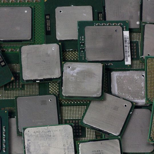 Processeur CPU en plastique. Processeurs d'ordinateur avec plaque de refroidissement