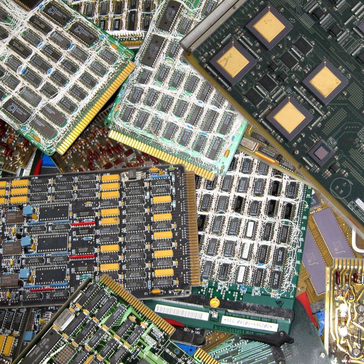 Circuits imprimés de classe I A = circuits imprimés avec des bandes de connecteurs plaquées or galvaniquement, un grand nombre de puces petites et densément emballées, provenant principalement d'anciens mainframes / serveurs