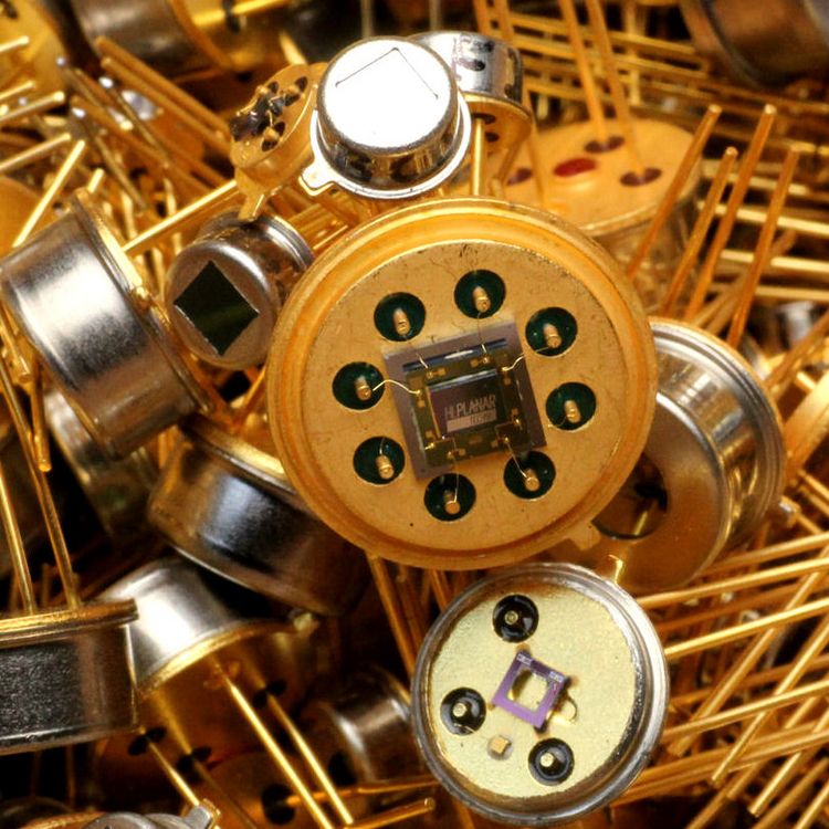 Composants électroniques avec des contacts dorés ou argentés, transistors, quartz, composants divers